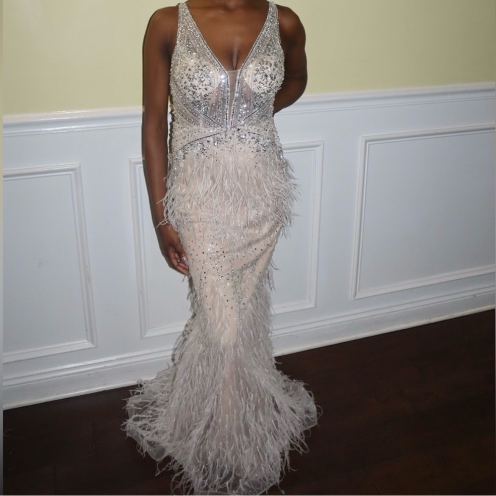 Stunning dress size 4 prom, wedding, gala, and more